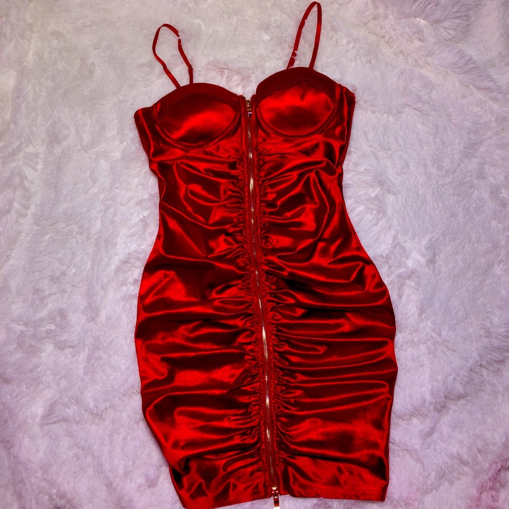 (Medium) KAYLEE KOLLECTION silk red dress!